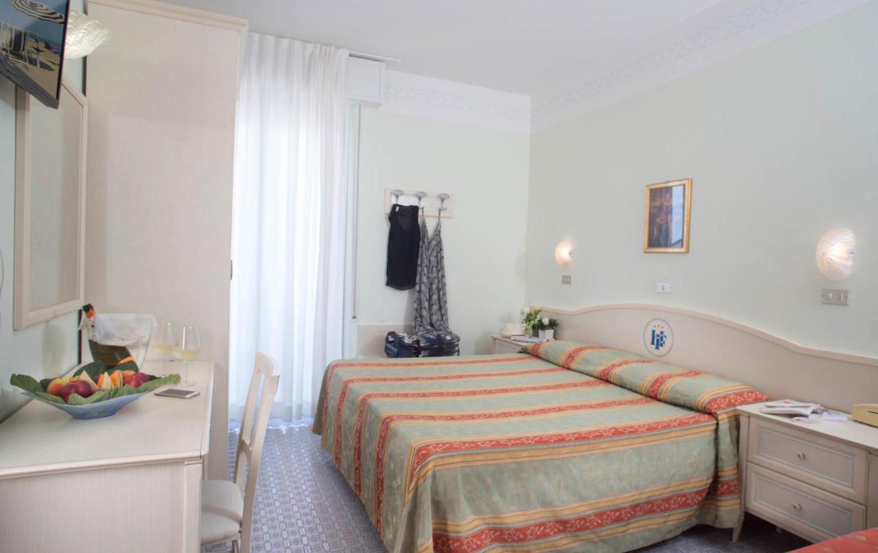 Hotel Franca Белариа-Игеа Марина Екстериор снимка