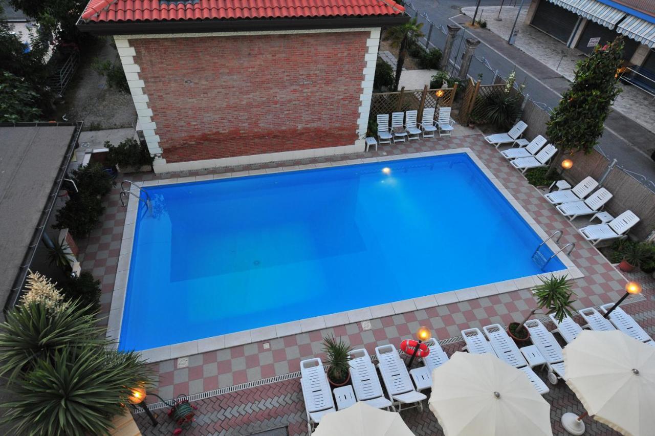 Hotel Franca Белариа-Игеа Марина Екстериор снимка